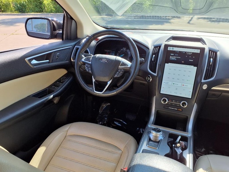 Ford Edge Vehicle Full-screen Gallery Image 11