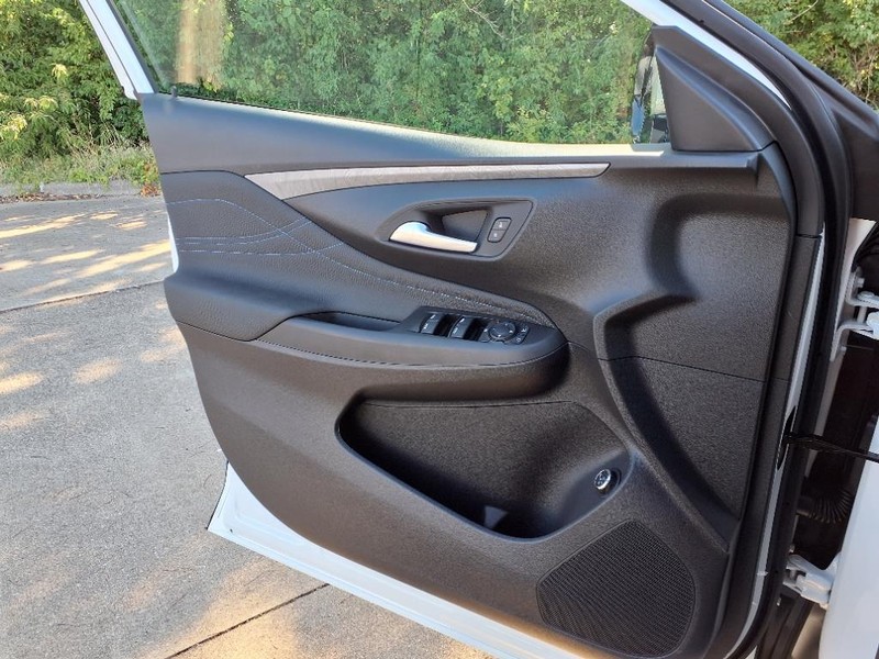 Buick Envista Vehicle Full-screen Gallery Image 15