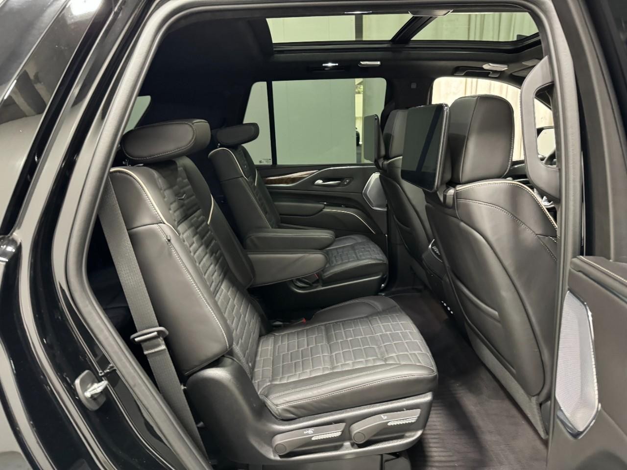 Cadillac Escalade Vehicle Full-screen Gallery Image 12