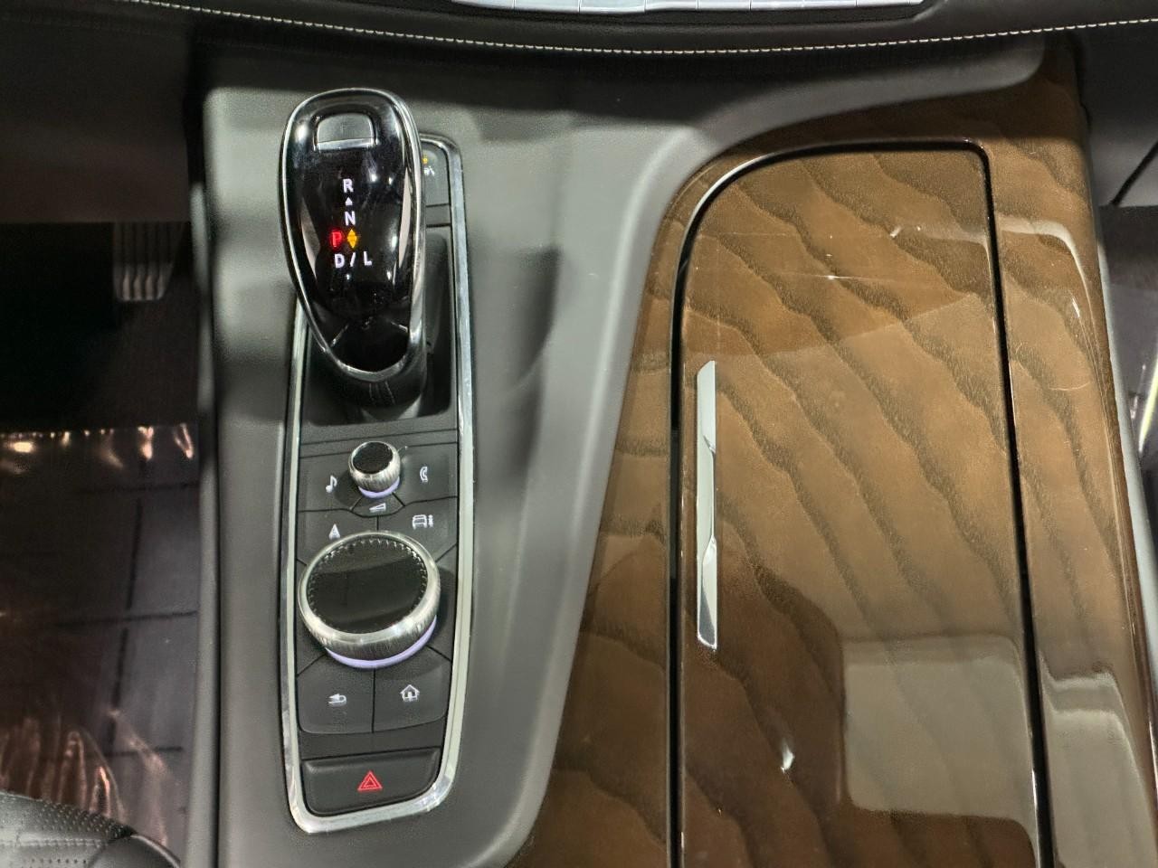 Cadillac Escalade Vehicle Full-screen Gallery Image 20