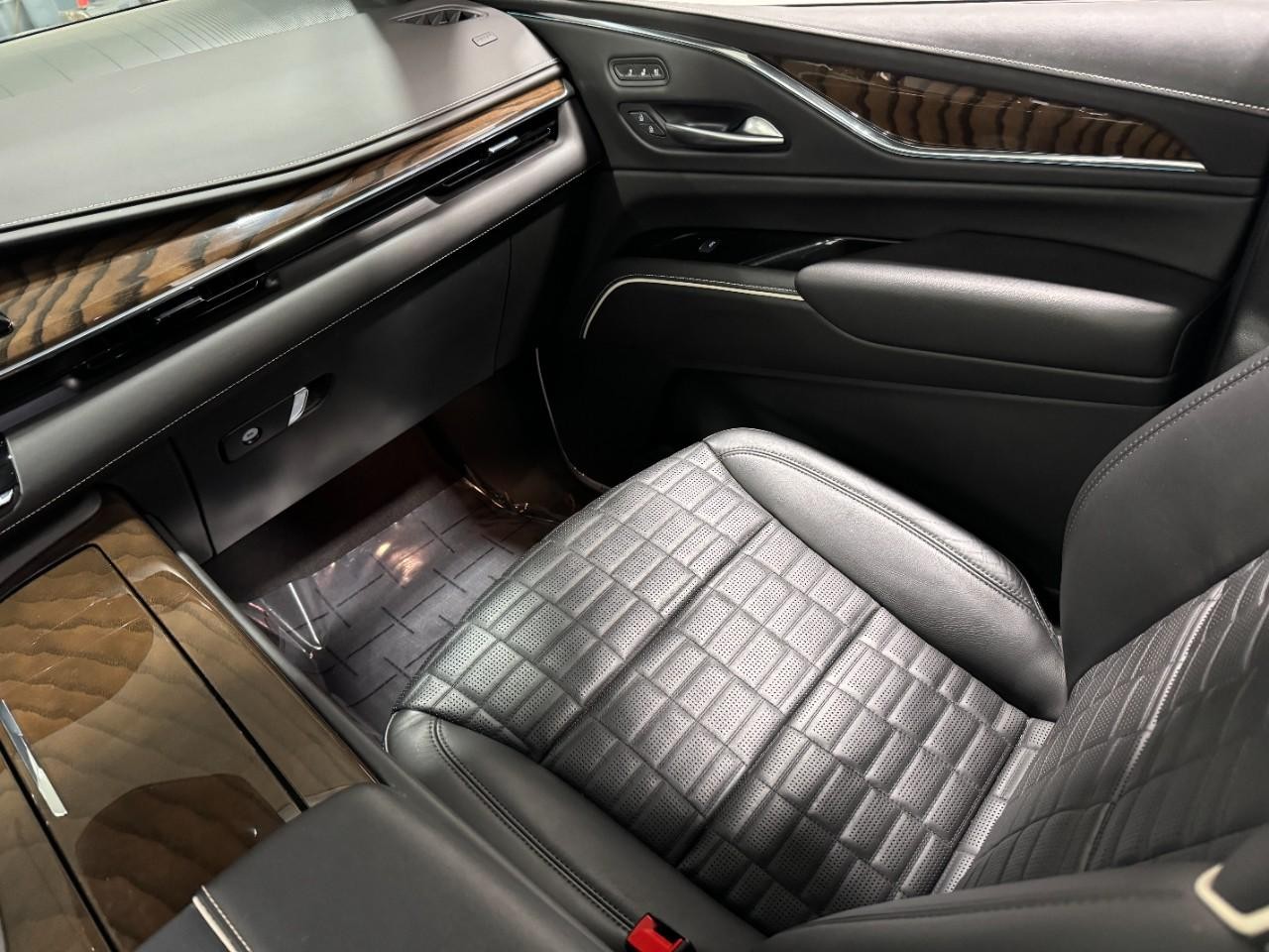 Cadillac Escalade Vehicle Full-screen Gallery Image 21