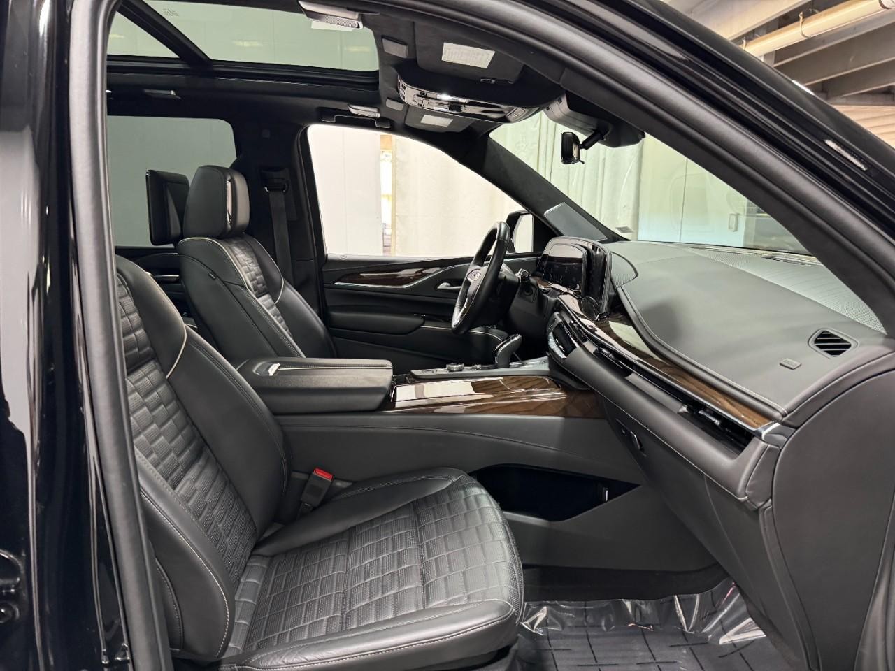 Cadillac Escalade Vehicle Full-screen Gallery Image 22