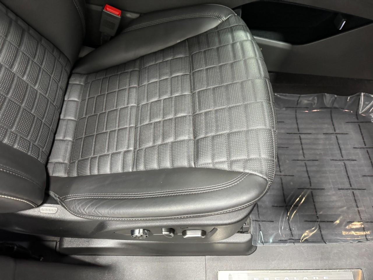 Cadillac Escalade Vehicle Full-screen Gallery Image 23