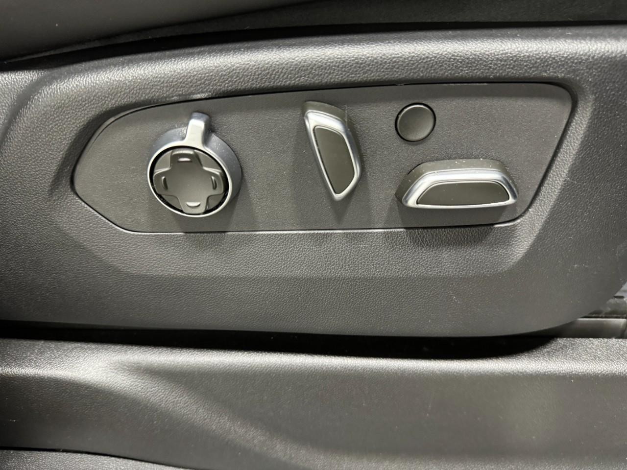 Cadillac Escalade Vehicle Full-screen Gallery Image 24