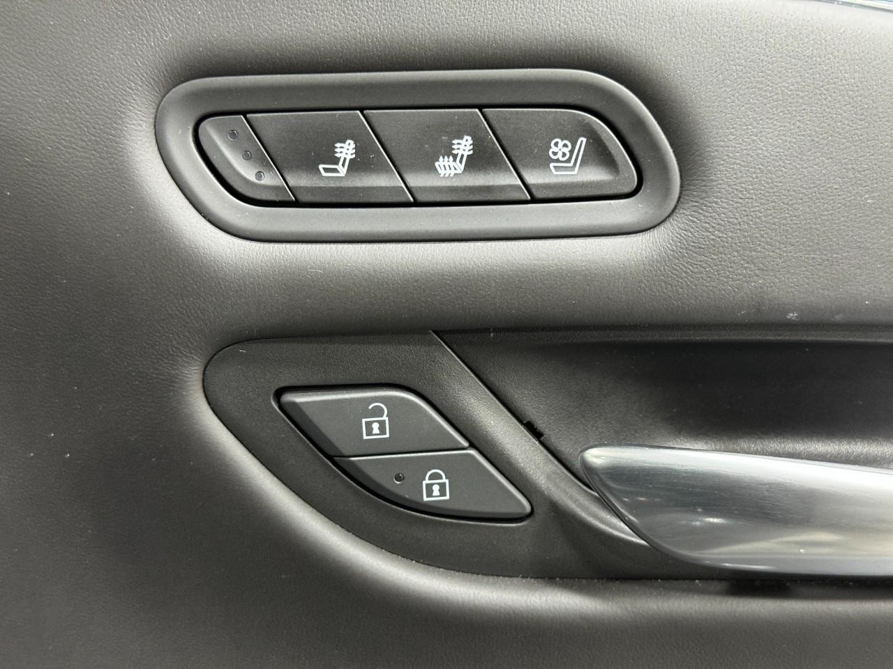 Cadillac Escalade Vehicle Full-screen Gallery Image 25