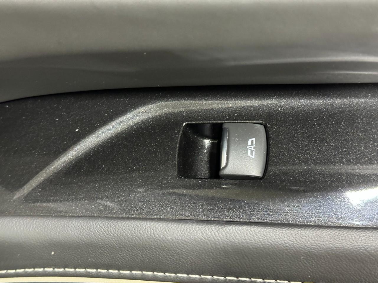 Cadillac Escalade Vehicle Full-screen Gallery Image 26
