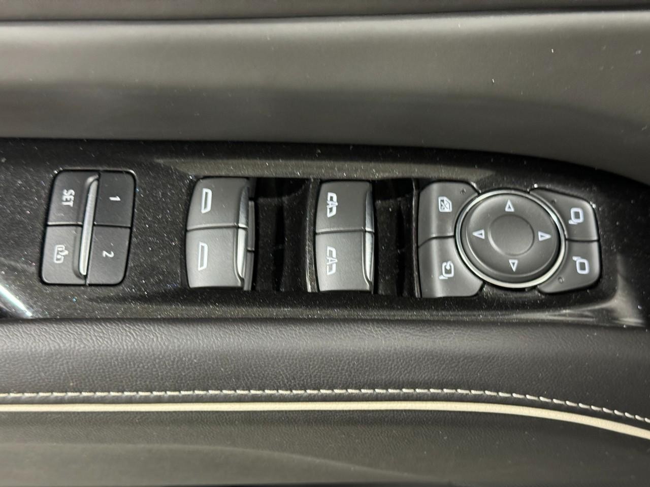 Cadillac Escalade Vehicle Full-screen Gallery Image 28