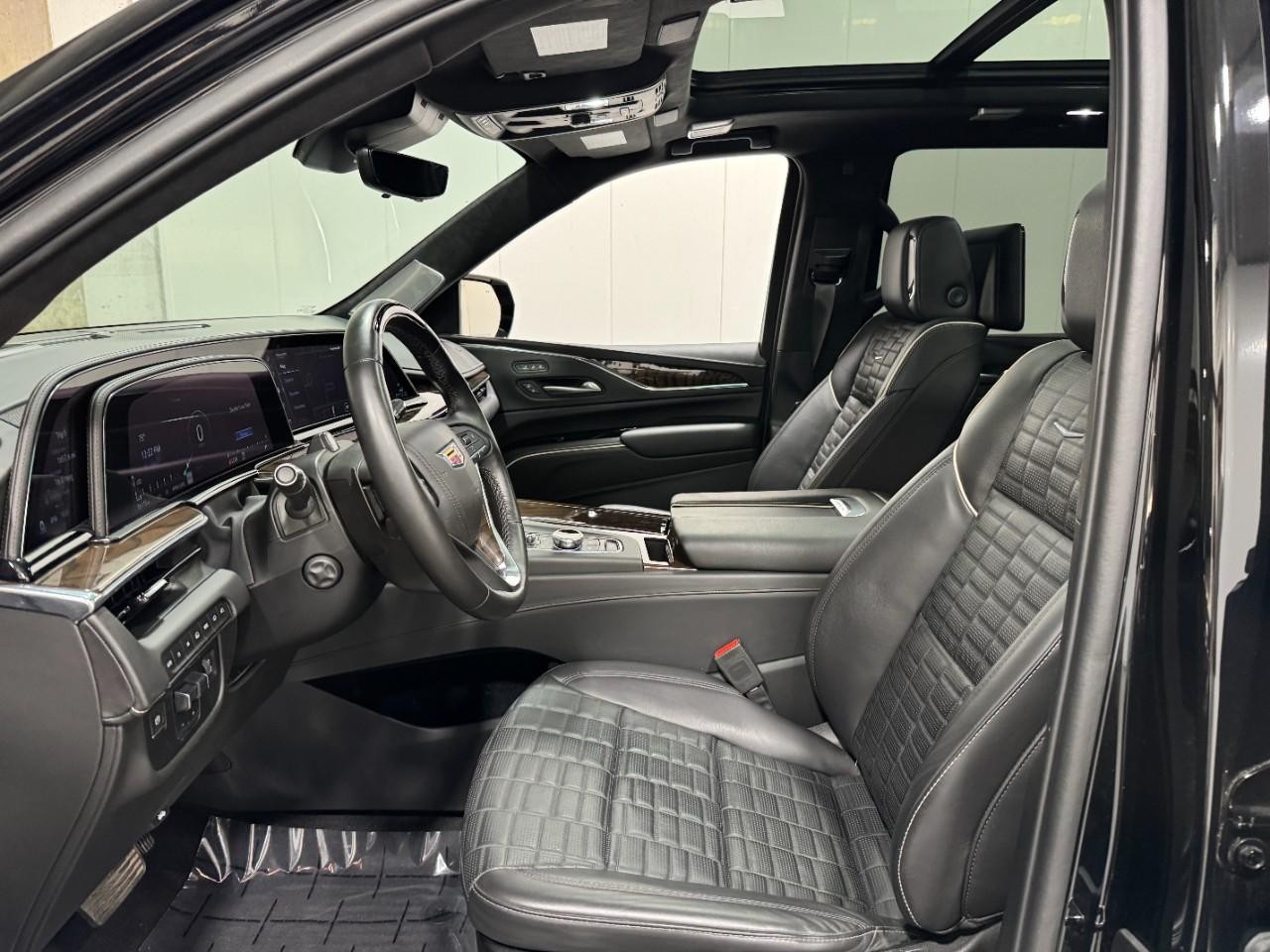 Cadillac Escalade Vehicle Full-screen Gallery Image 29