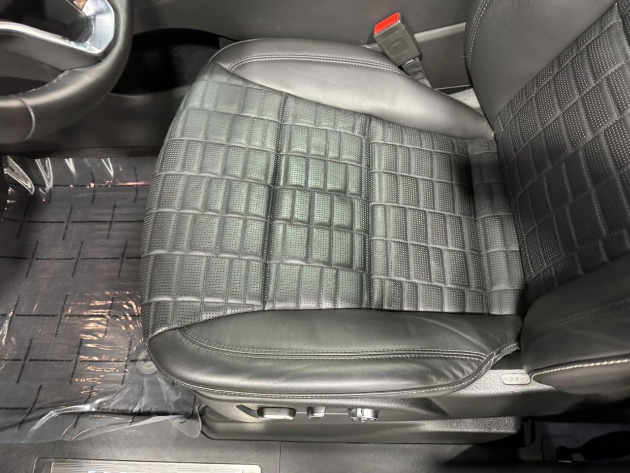 Cadillac Escalade Vehicle Full-screen Gallery Image 30