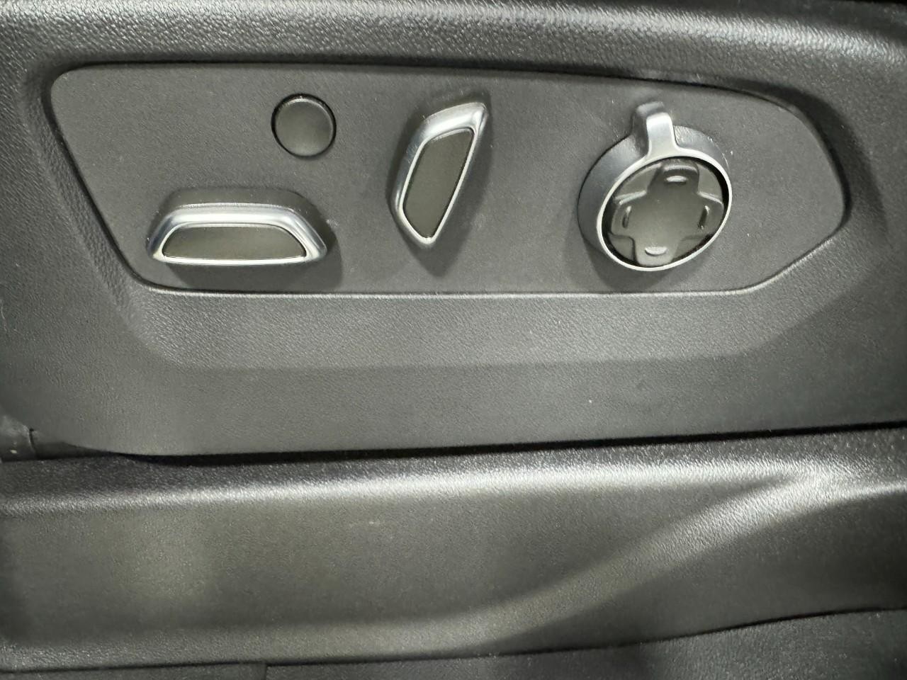 Cadillac Escalade Vehicle Full-screen Gallery Image 31