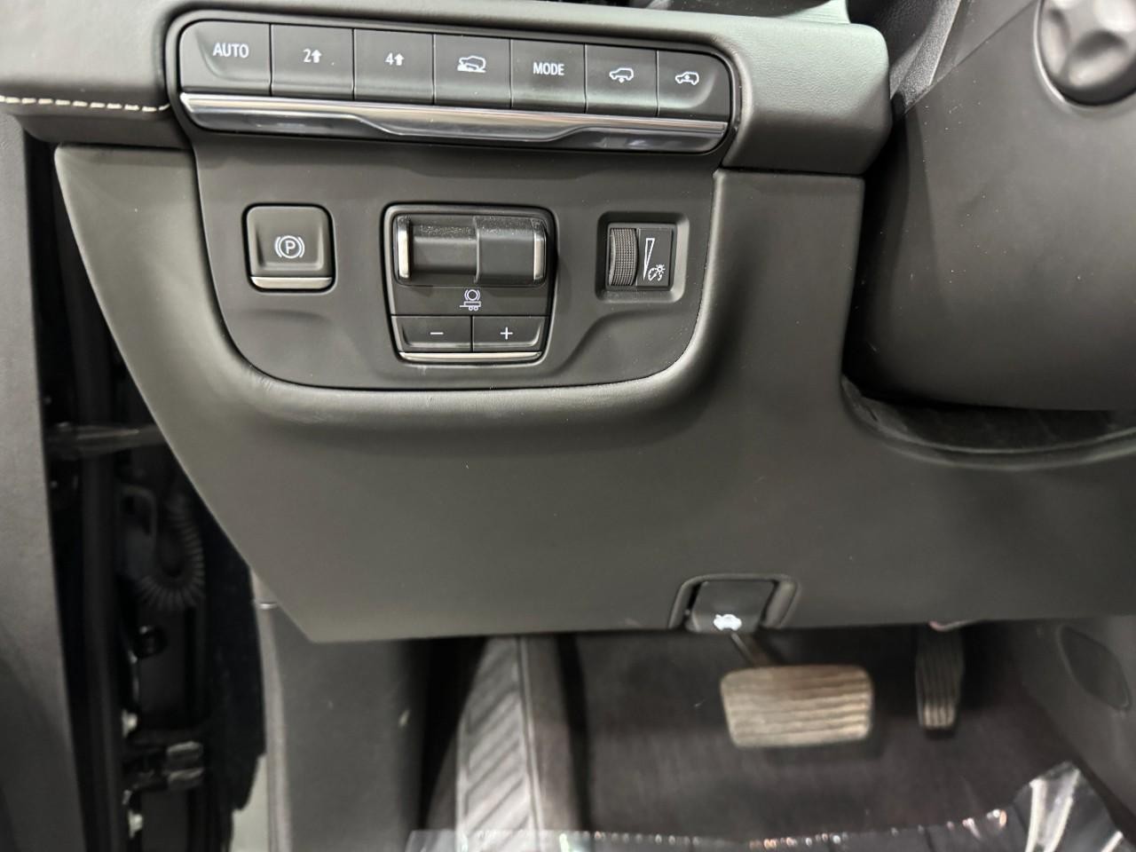 Cadillac Escalade Vehicle Full-screen Gallery Image 32