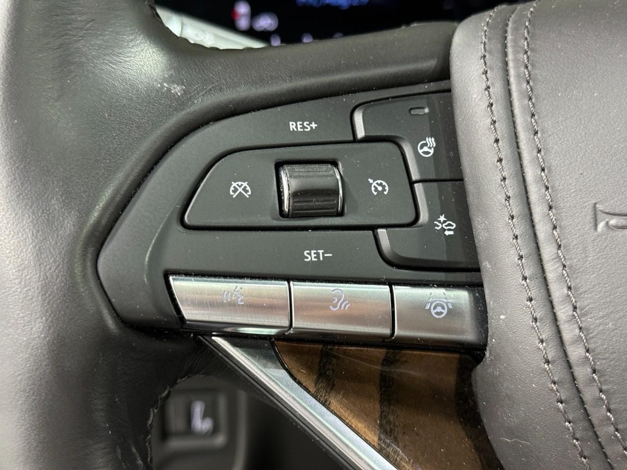 Cadillac Escalade Vehicle Full-screen Gallery Image 33