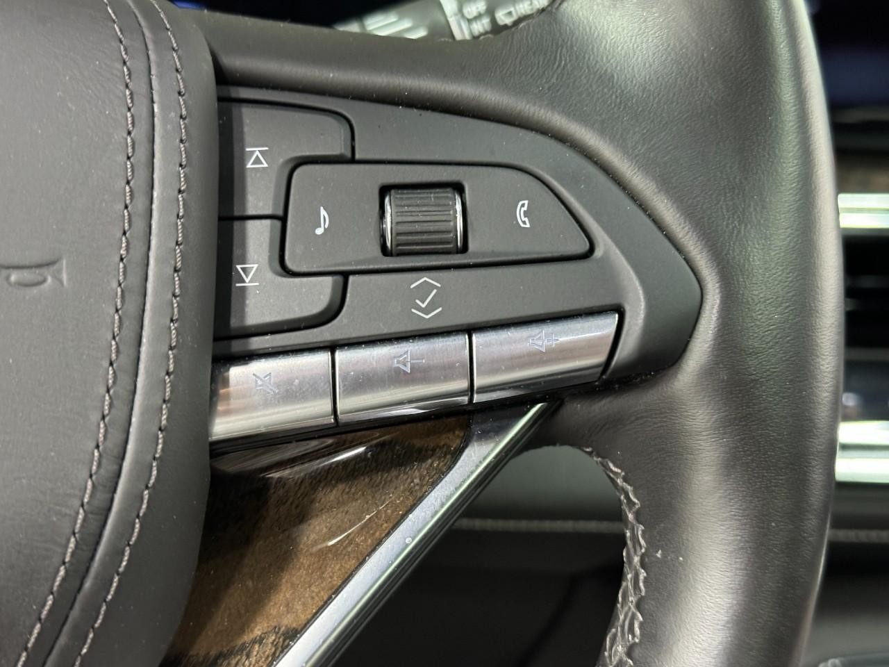 Cadillac Escalade Vehicle Full-screen Gallery Image 34