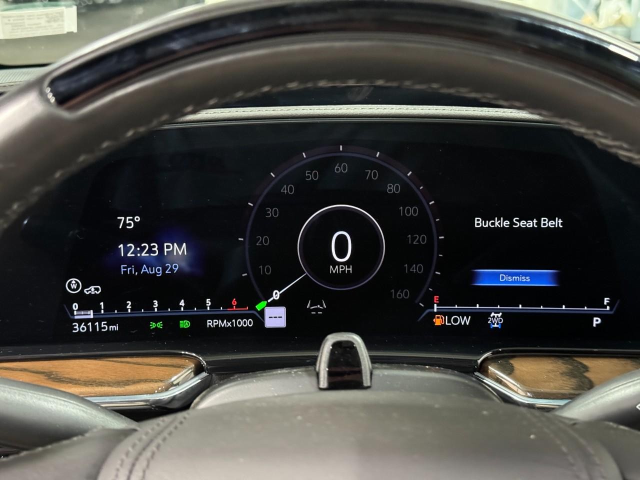 Cadillac Escalade Vehicle Full-screen Gallery Image 35