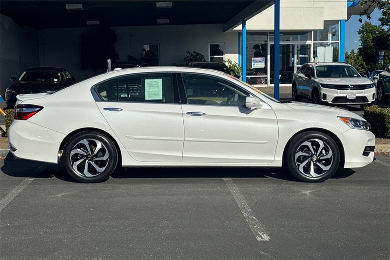 Honda Accord Sedan Vehicle Full-screen Gallery Image 02