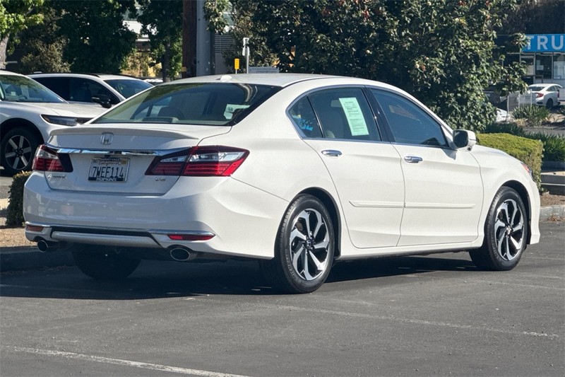 Honda Accord Sedan Vehicle Full-screen Gallery Image 03