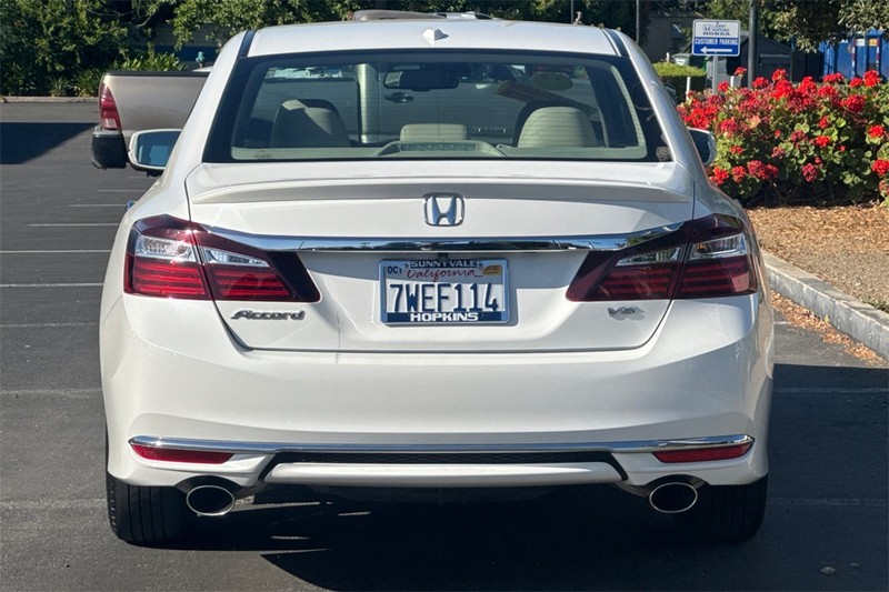 Honda Accord Sedan Vehicle Full-screen Gallery Image 04