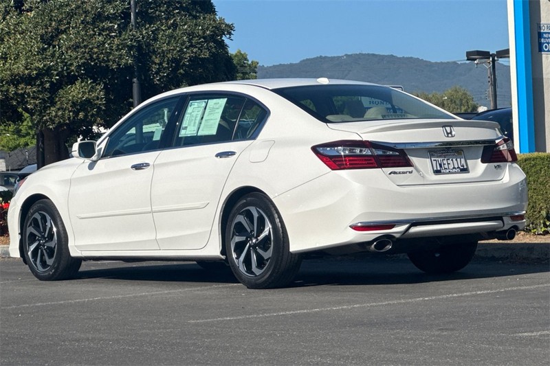 Honda Accord Sedan Vehicle Full-screen Gallery Image 05