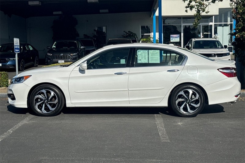 Honda Accord Sedan Vehicle Full-screen Gallery Image 06