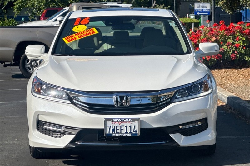 Honda Accord Sedan Vehicle Full-screen Gallery Image 08