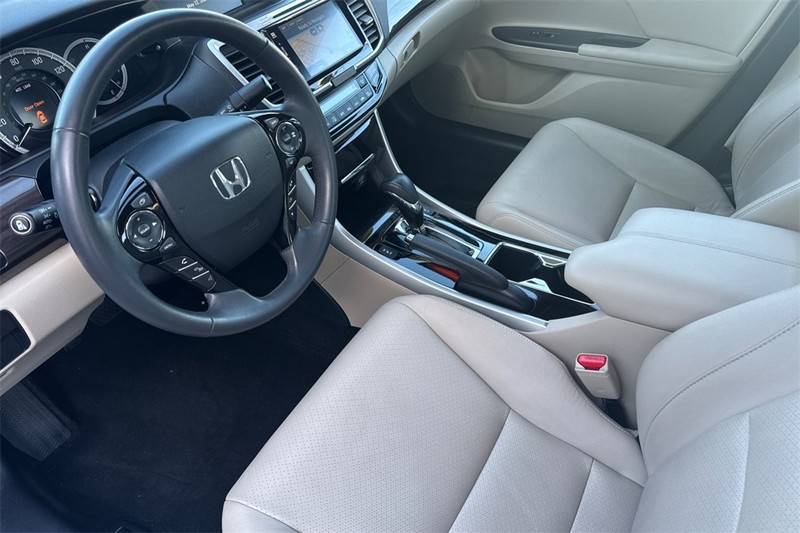 Honda Accord Sedan Vehicle Full-screen Gallery Image 09