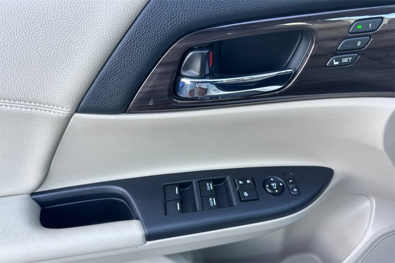 Honda Accord Sedan Vehicle Full-screen Gallery Image 10