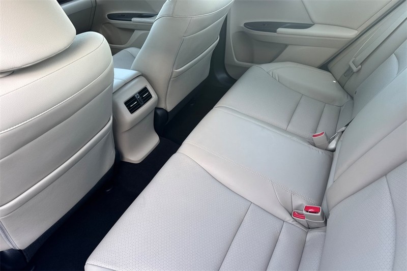 Honda Accord Sedan Vehicle Full-screen Gallery Image 11