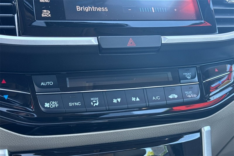 Honda Accord Sedan Vehicle Full-screen Gallery Image 19