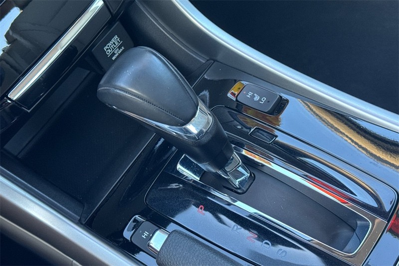 Honda Accord Sedan Vehicle Full-screen Gallery Image 20