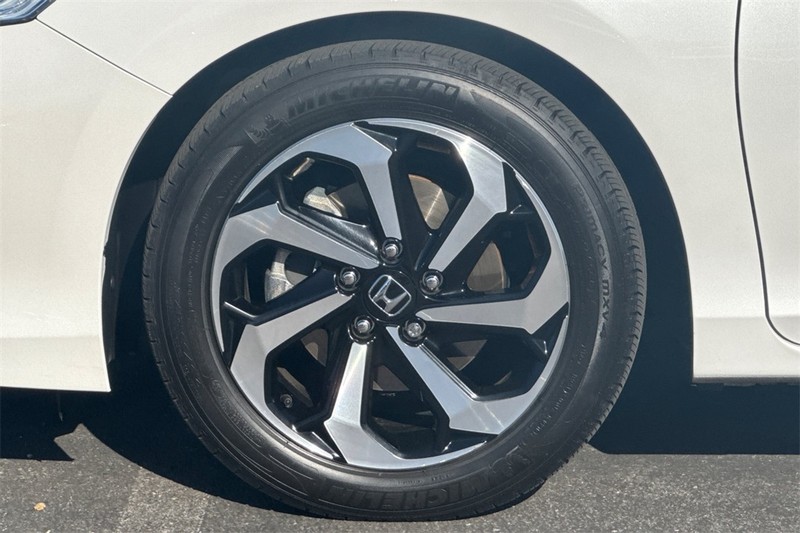 Honda Accord Sedan Vehicle Full-screen Gallery Image 25