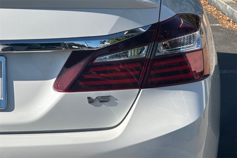 Honda Accord Sedan Vehicle Full-screen Gallery Image 26