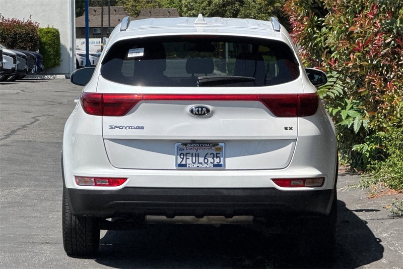 Kia Sportage Vehicle Full-screen Gallery Image 04