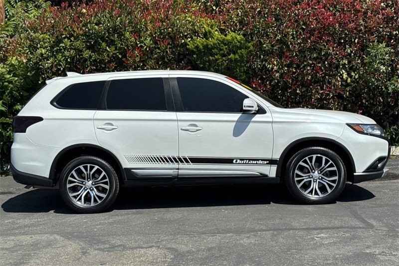 Mitsubishi Outlander Vehicle Full-screen Gallery Image 02