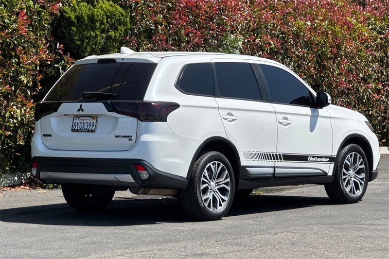 Mitsubishi Outlander Vehicle Full-screen Gallery Image 03