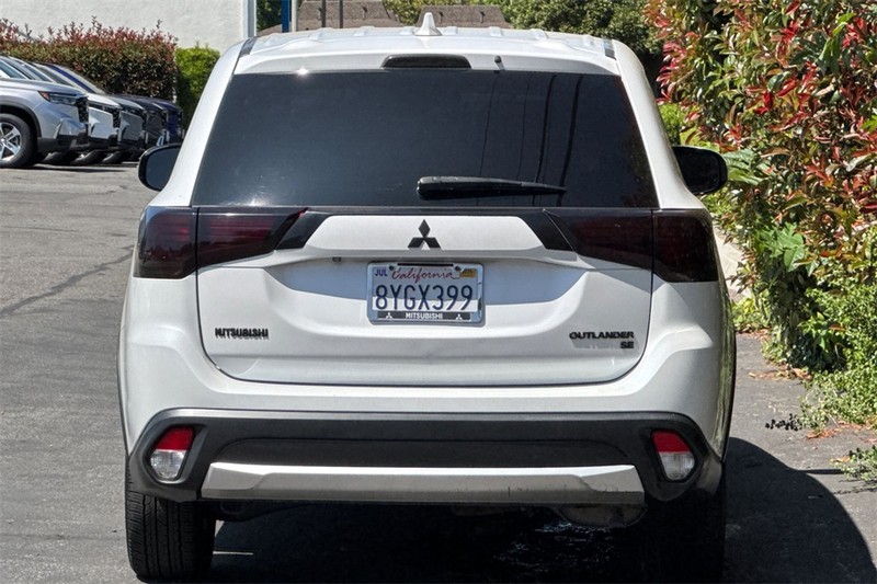 Mitsubishi Outlander Vehicle Full-screen Gallery Image 04