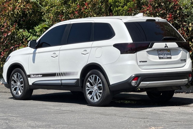Mitsubishi Outlander Vehicle Full-screen Gallery Image 05