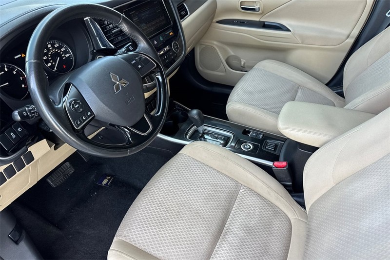 Mitsubishi Outlander Vehicle Full-screen Gallery Image 09