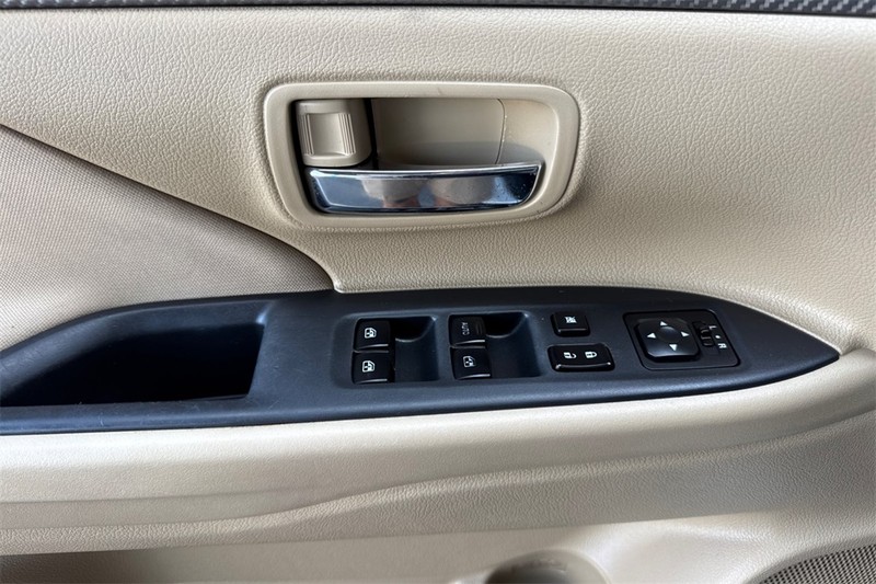 Mitsubishi Outlander Vehicle Full-screen Gallery Image 10