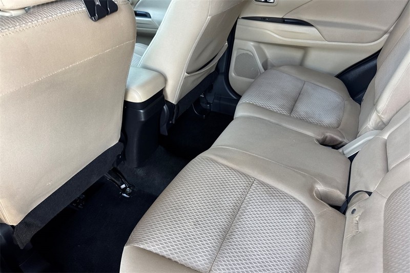 Mitsubishi Outlander Vehicle Full-screen Gallery Image 11