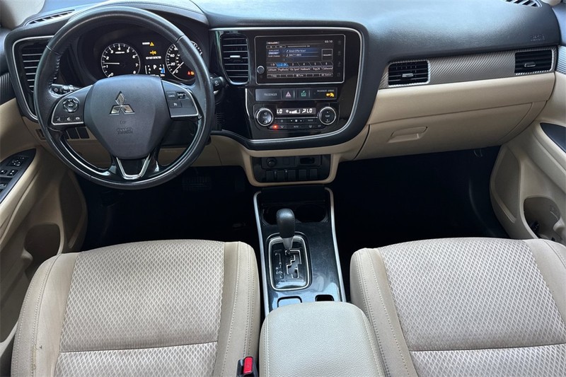 Mitsubishi Outlander Vehicle Full-screen Gallery Image 12