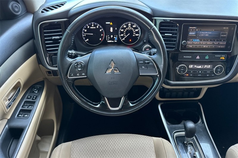 Mitsubishi Outlander Vehicle Full-screen Gallery Image 13