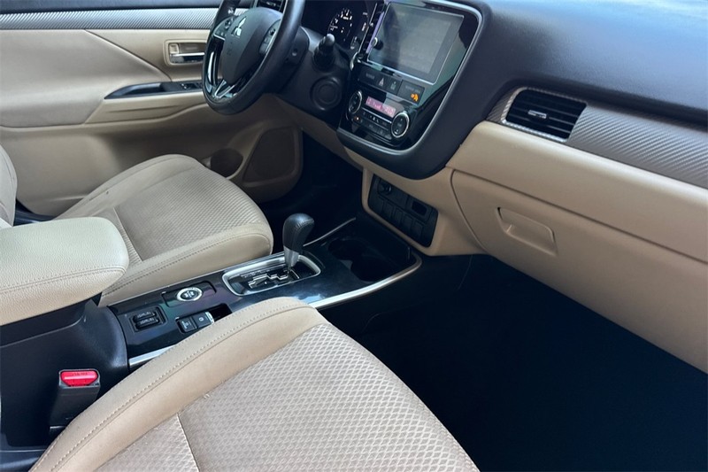 Mitsubishi Outlander Vehicle Full-screen Gallery Image 16