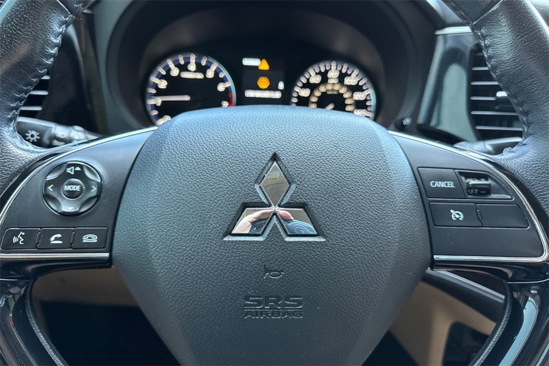 Mitsubishi Outlander Vehicle Full-screen Gallery Image 23
