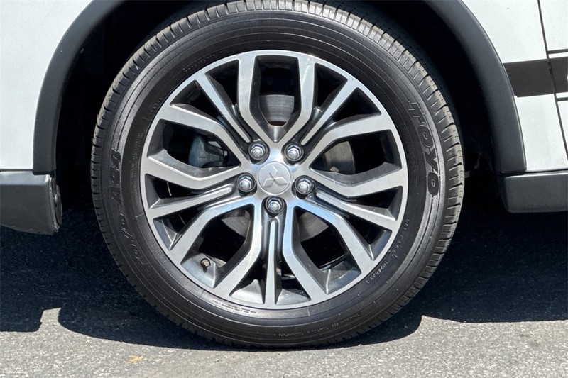 Mitsubishi Outlander Vehicle Full-screen Gallery Image 26