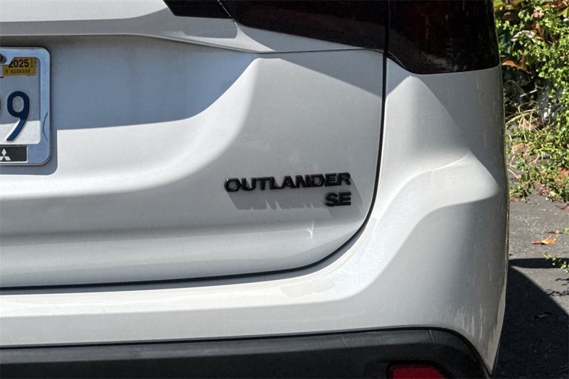 Mitsubishi Outlander Vehicle Full-screen Gallery Image 27