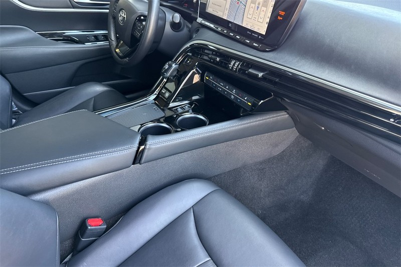 Toyota Mirai Vehicle Full-screen Gallery Image 14
