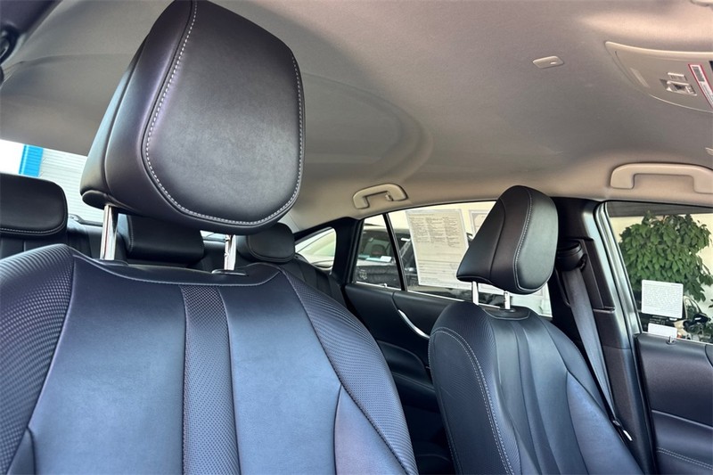 Toyota Mirai Vehicle Full-screen Gallery Image 15