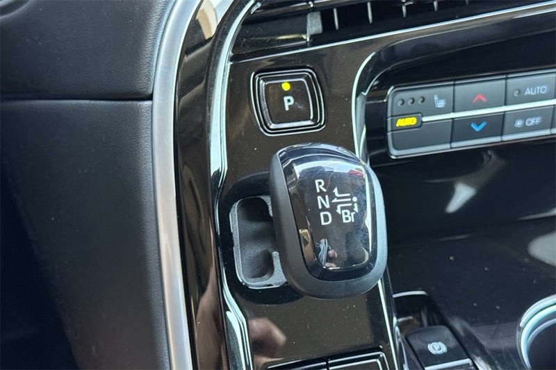 Toyota Mirai Vehicle Full-screen Gallery Image 20