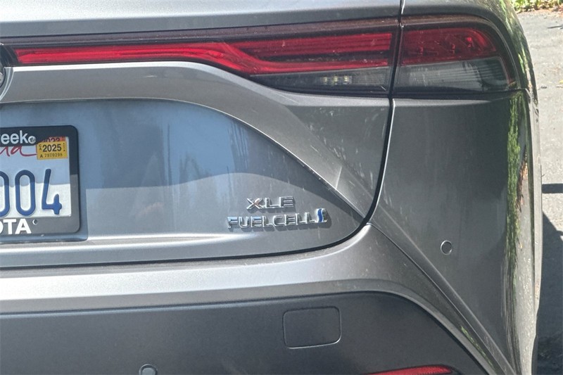 Toyota Mirai Vehicle Full-screen Gallery Image 26