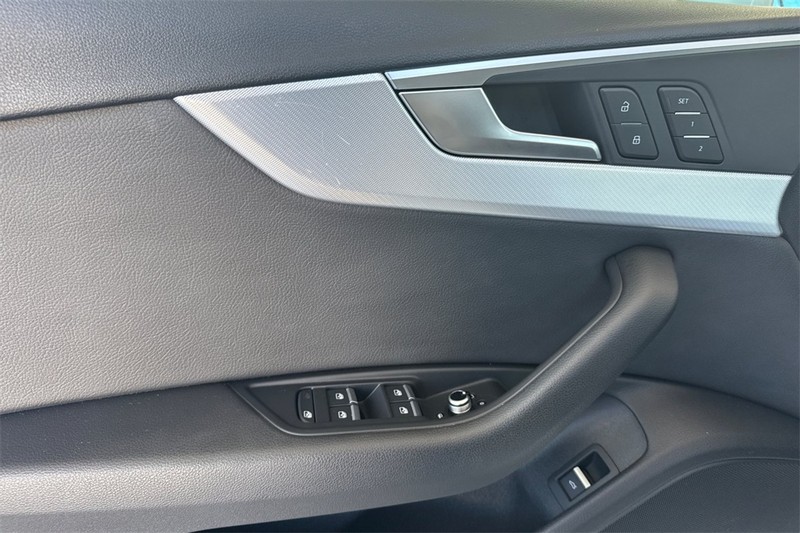 Audi A4 Vehicle Full-screen Gallery Image 10